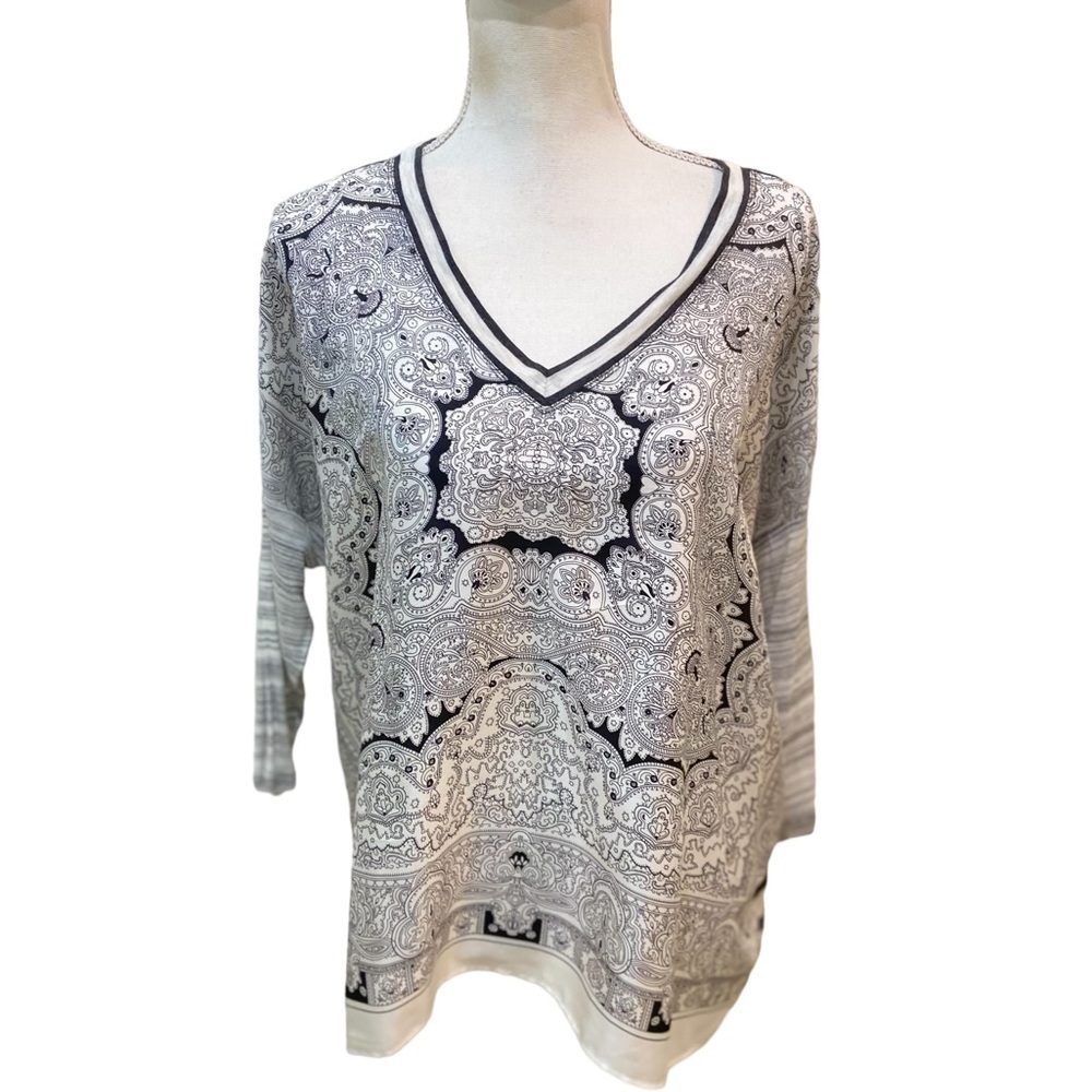 Cabi black & white mixed print v neck silk/viscose top high low hem 3/4 sleeve